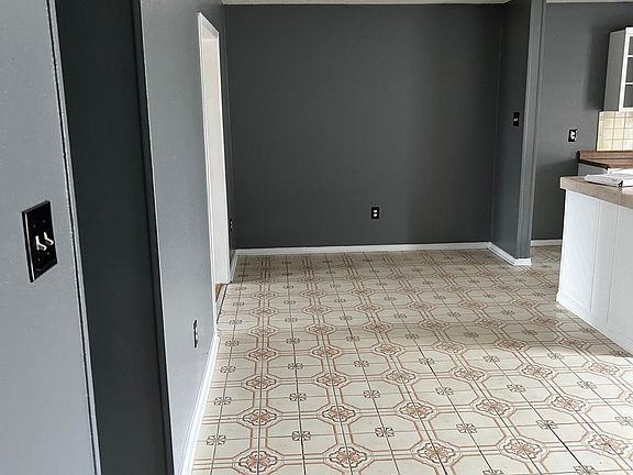 5th image of 2648 Highland Dr W