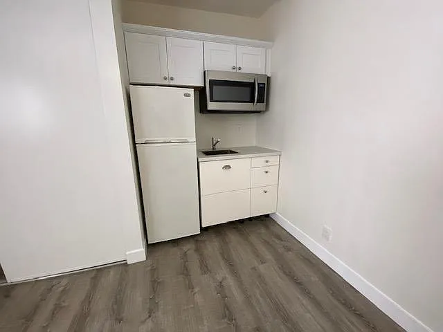 Studio, 400 sqft, $1,695 — Photo 2