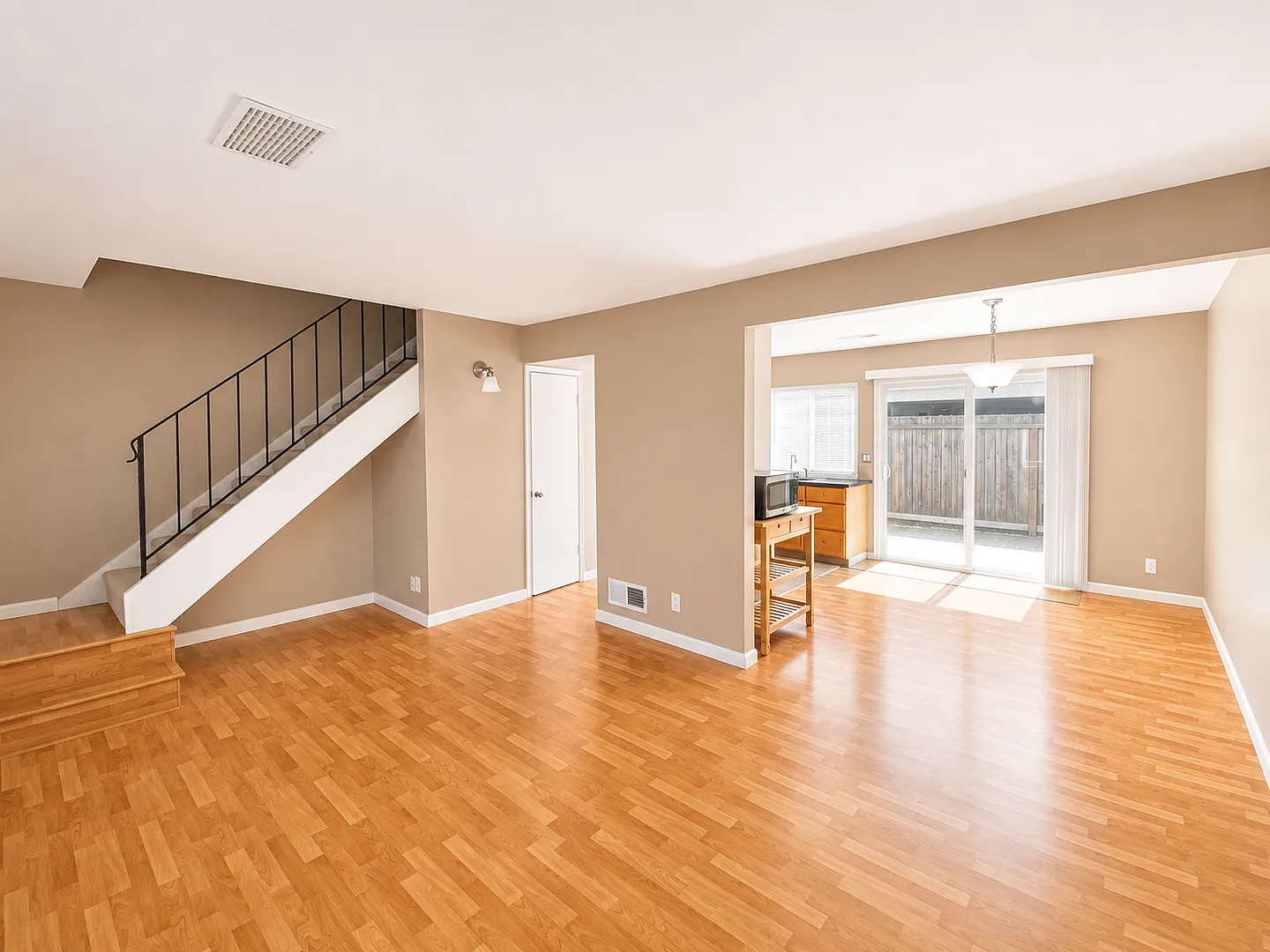 Lovely 2-bedroom home located in Fremont! Cabrillo Neighborhood! — Photo 2