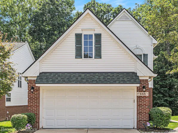 648 Shady Maple Dr #16, Wixom, MI 48393