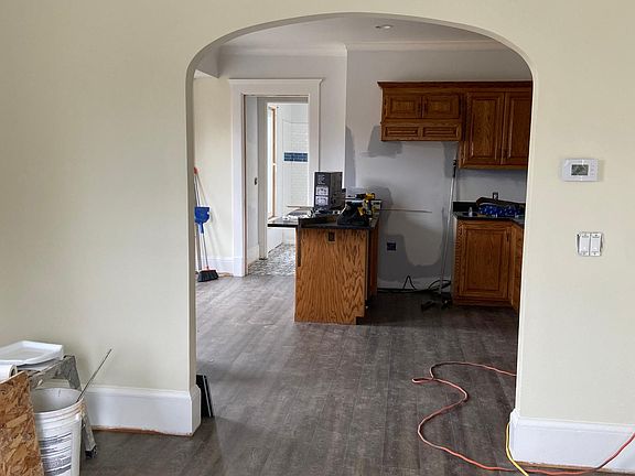 4th image of 617 Saint Clair Ave APT 1