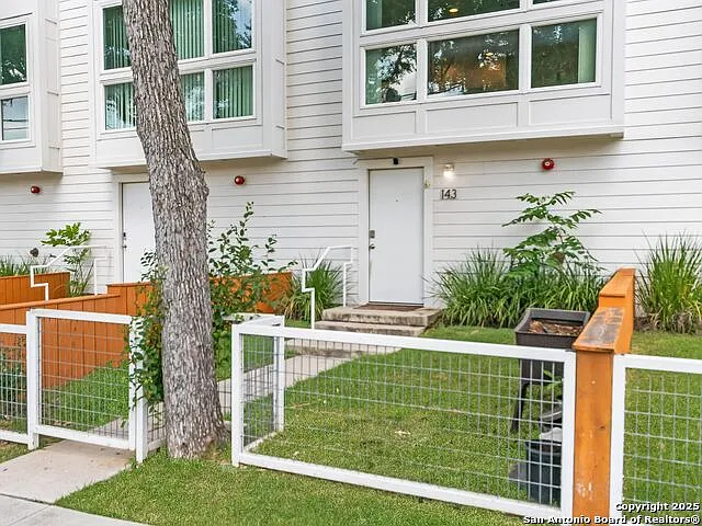 143 Catalpa Ave — Photo 2
