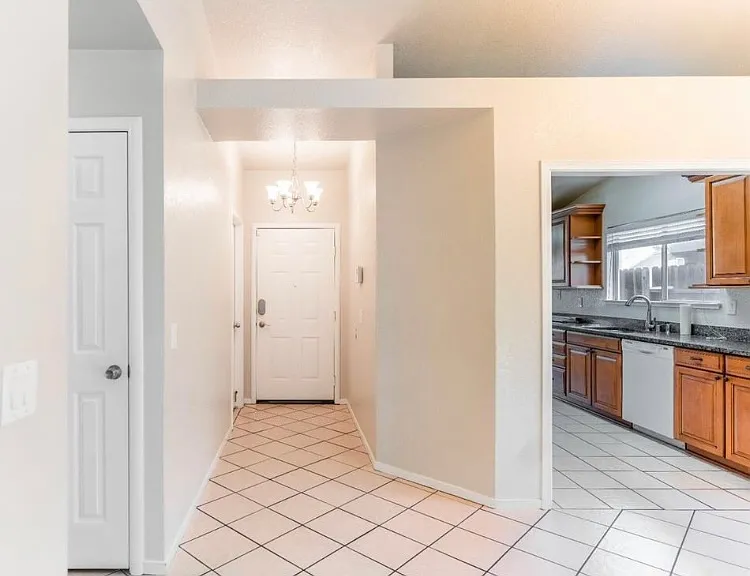1304 Tyler Ct — Photo 9