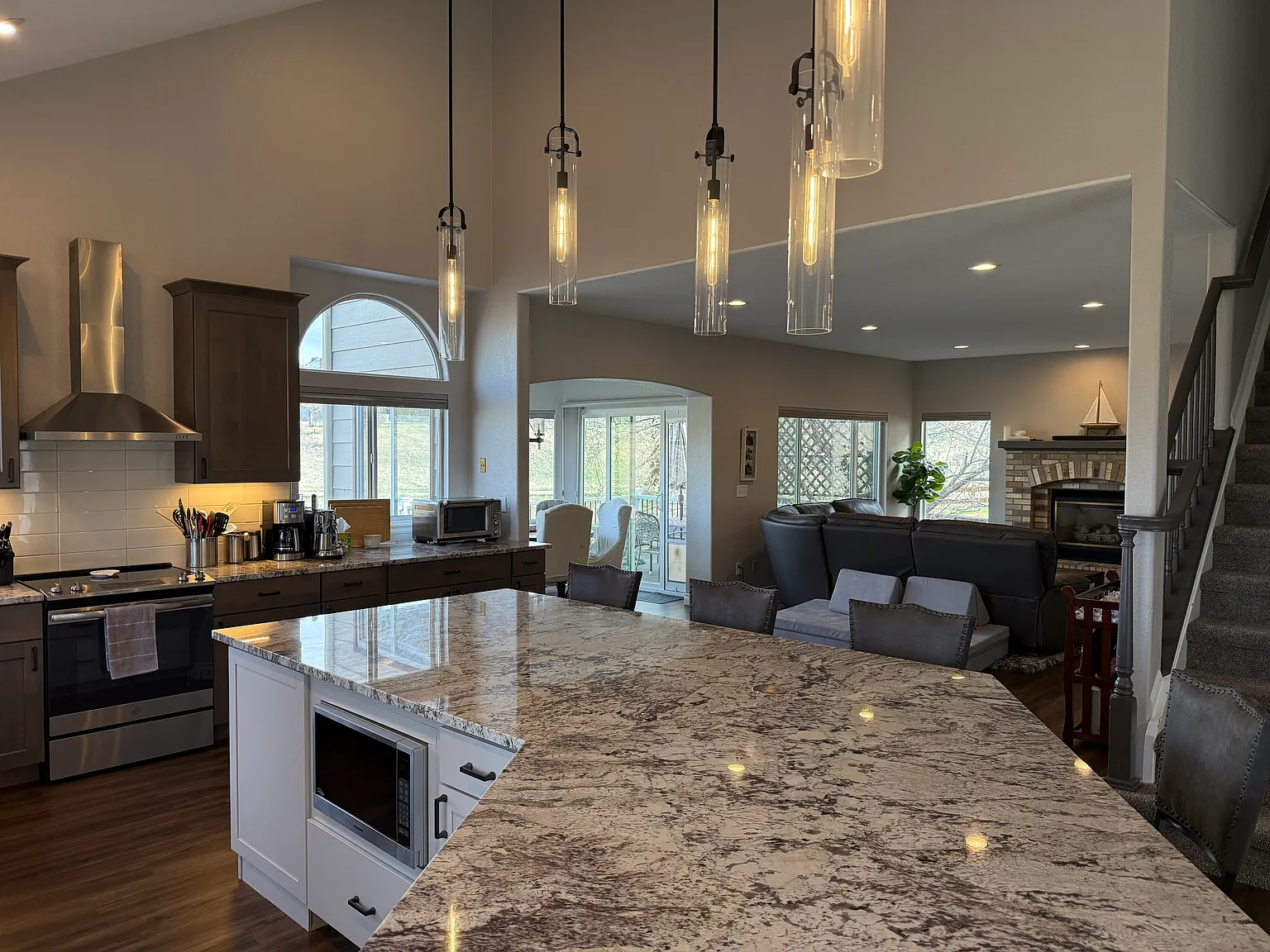 5 bed, 3483 sqft, $4,200 — Photo 3