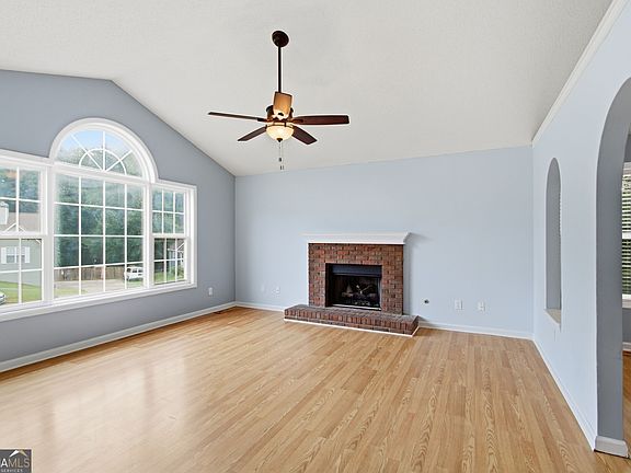 3rd image of 15 Charleston Ct