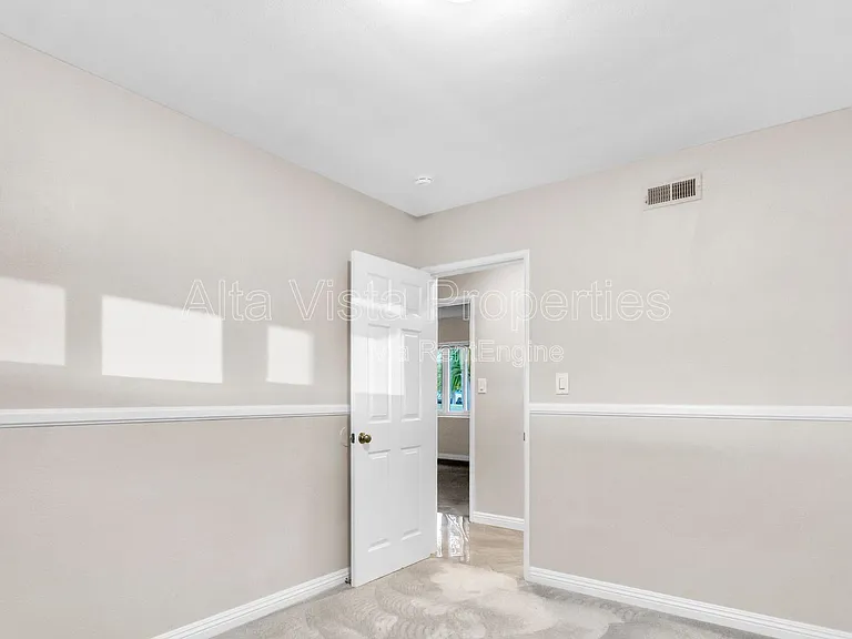 120 Green Ave — Photo 13
