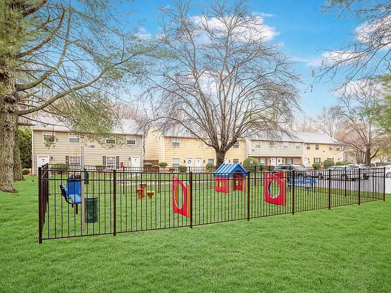 Cedar Hills Apartments and Towhomes — Photo 15