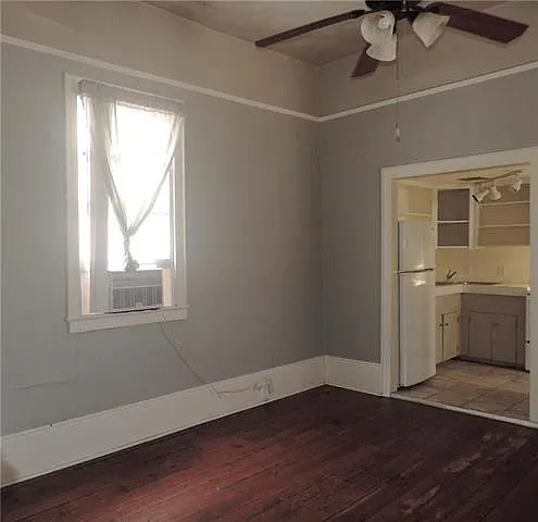 935 Touro St — Photo 5
