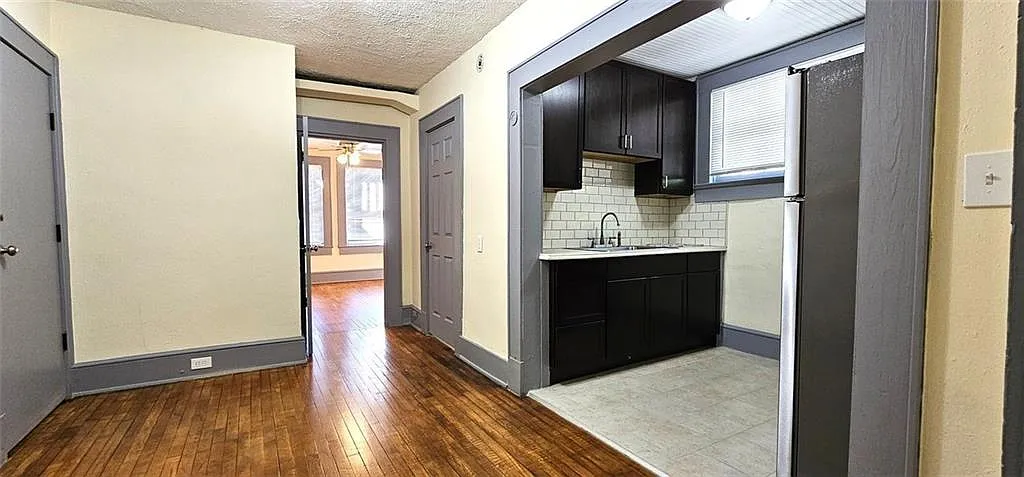 1 bed, 1.0 bath, 3304 sqft, $1,350 — Photo 3
