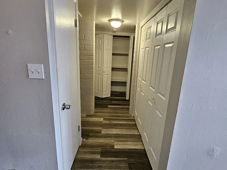 2016 W Cactus Rd #B — Photo 2