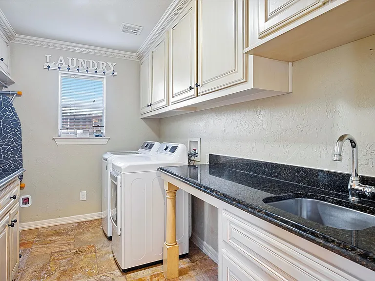 2309 Parker Rd — Photo 15
