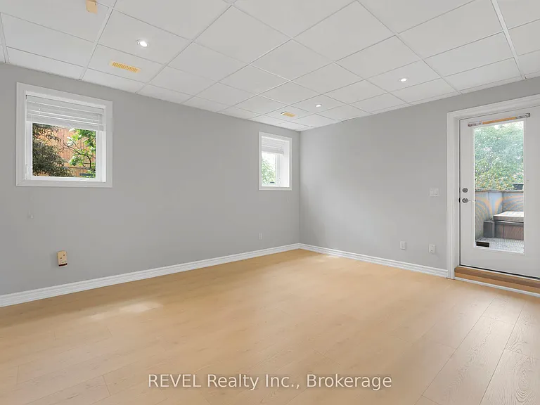 661 Clarence St — Photo 37