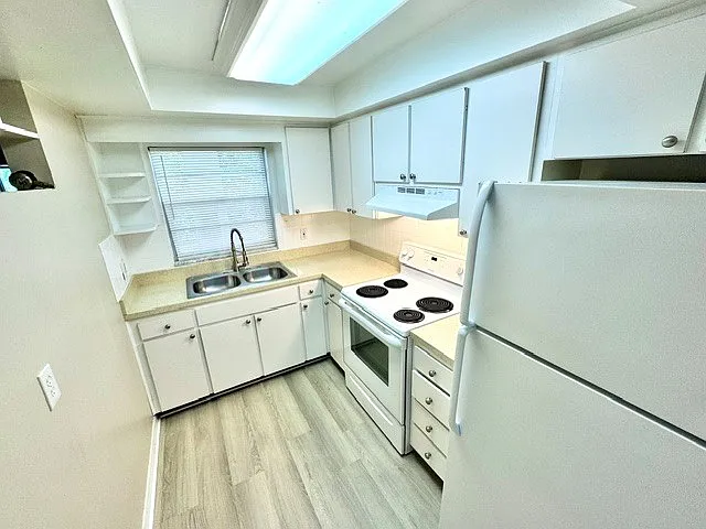 Devon Manor Apartments — Photo 17