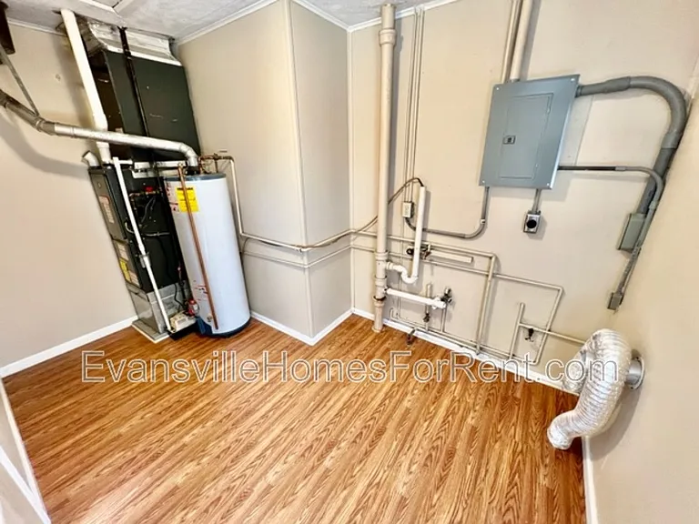 1525 Waggoner Ave — Photo 9