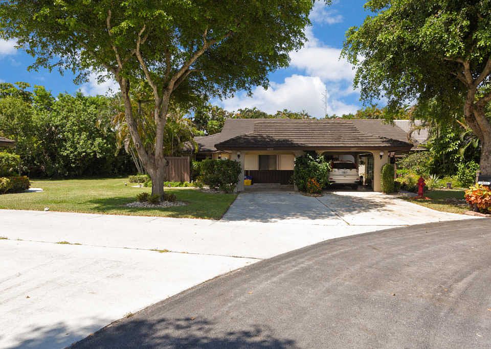 1st image of 10033 Shadywood Pl