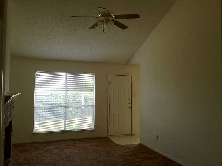 630 Park Place Dr — Photo 2