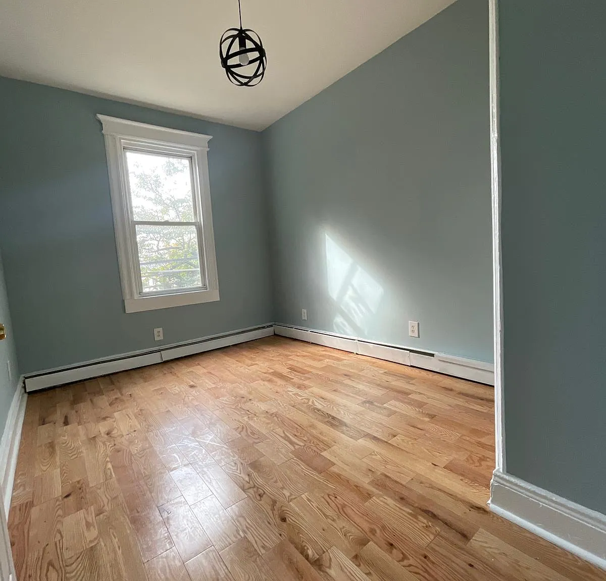 3 bed, 1100 sqft, $2,400 — Photo 4