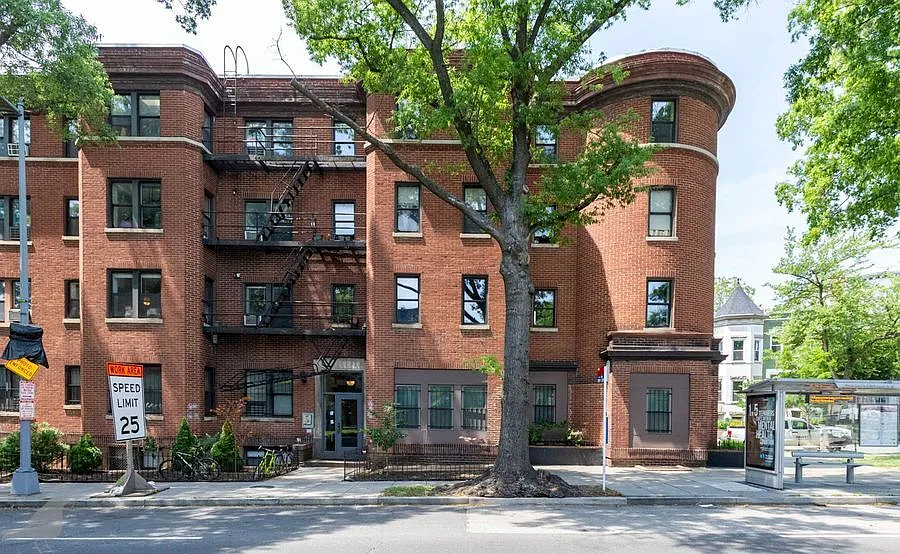 Elegantly Designed Two Bedroom in Bloomingdale! — Photo 3