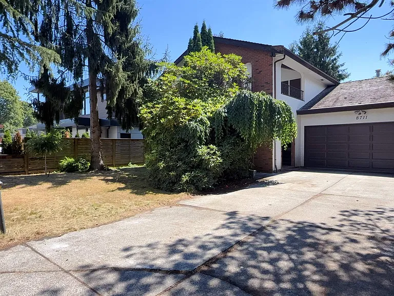 8711 Cullen Cres — Photo 1