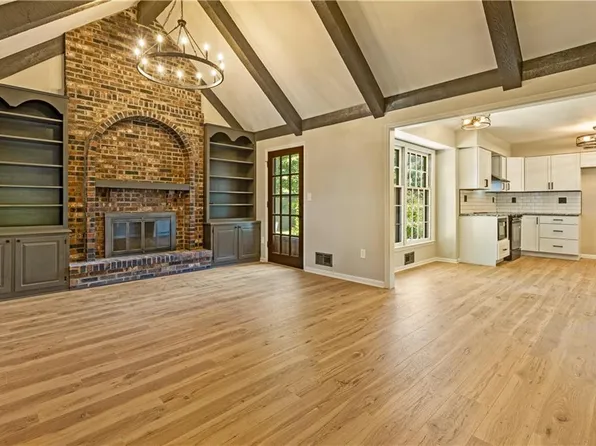 1208 NW Fairway Cir, Blue Springs, MO 64014