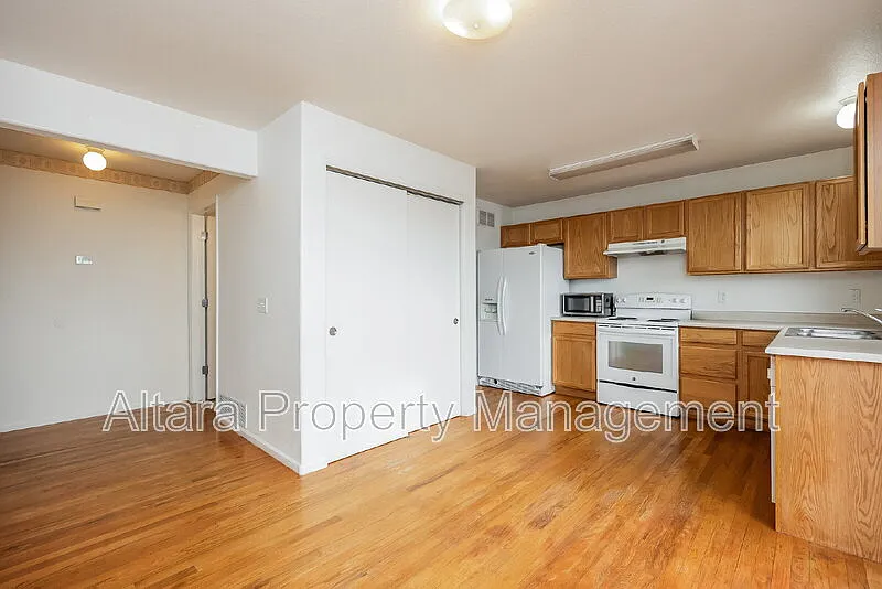 3 bed, 3.5 bath, 2106 sqft, $2,382 — Photo 3