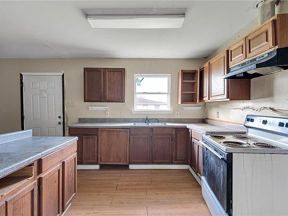 4th image of 2115 Weyer St
