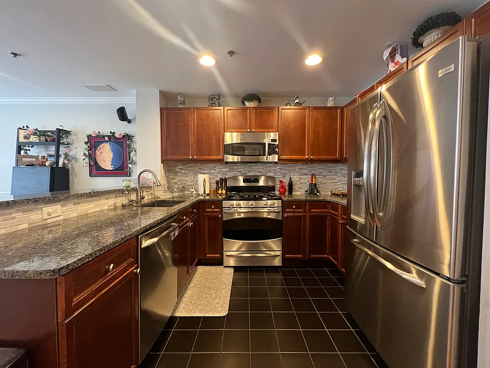812 Grand St #417