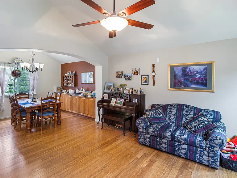 420 Hudson Ct — Photo 5