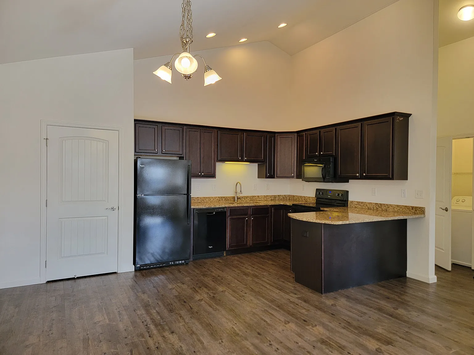 1 bed, 950 sqft, $1,595 — Photo 4