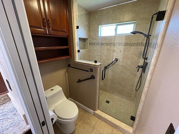 2275 Plumas Master Bath_08152023