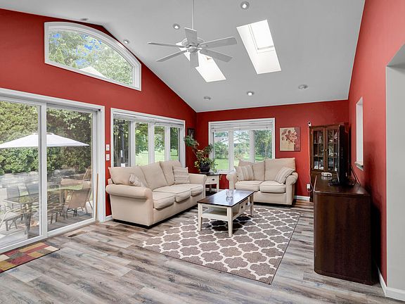 5th image of 142 Claremont Cir