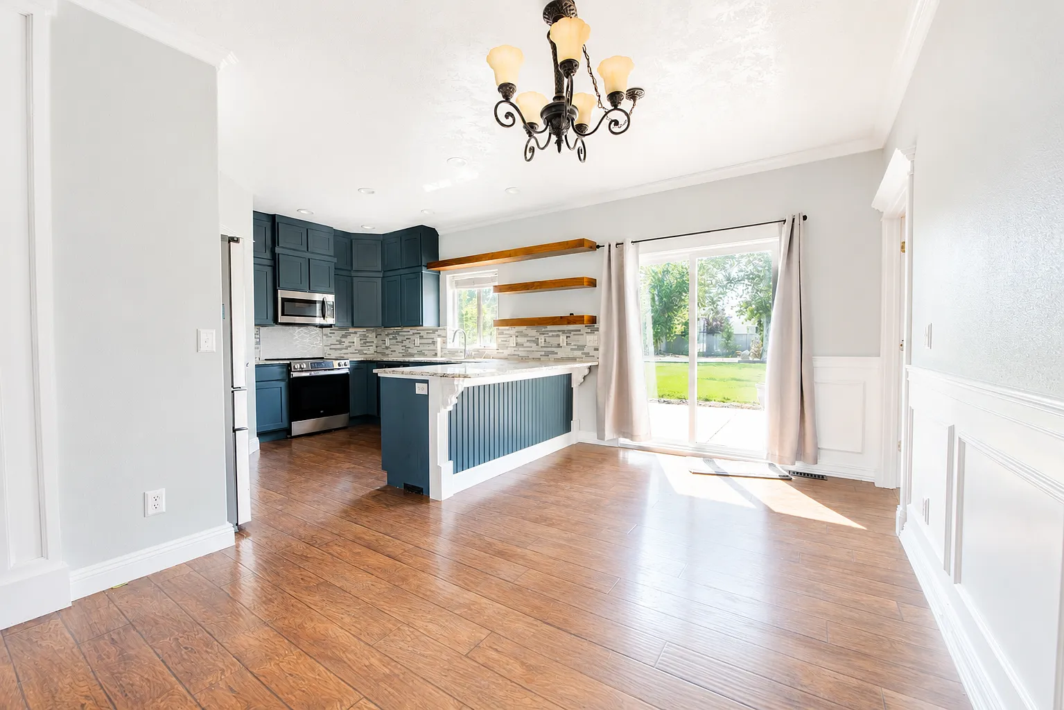 5 bed, 3.0 bath, 3000 sqft, $2,995 — Photo 3
