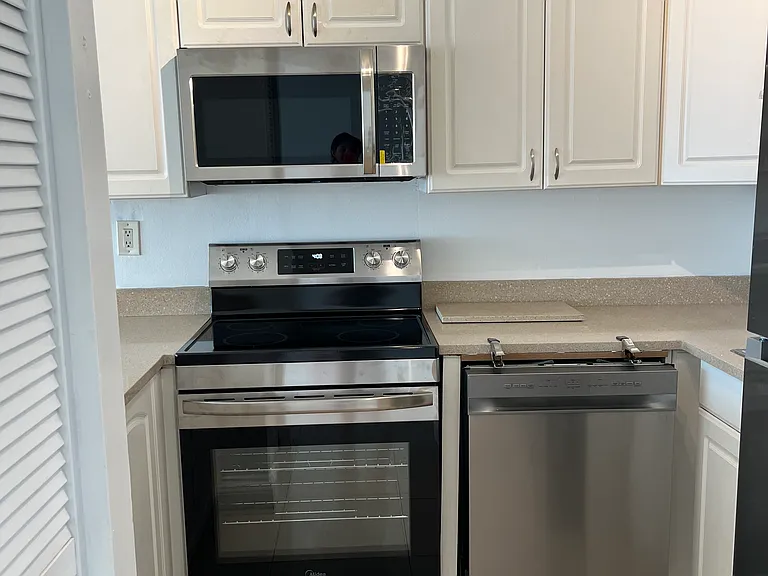 600 NE 25th St #5 — Photo 5