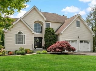 14 Loomis Dr, Baldwin Place, NY 10505