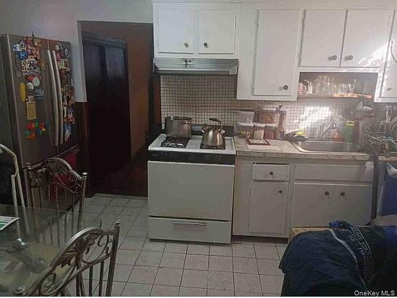3rd image of 920 E 99th Street