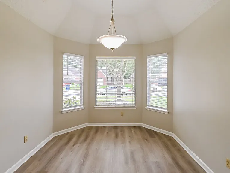 8262 Regal Bend Dr — Photo 5