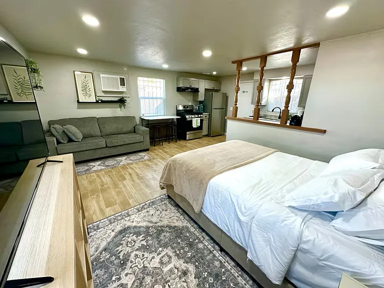 810 E Halcyon Rd — Photo 2
