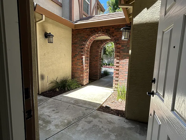 228 W Lucita Way — Photo 12