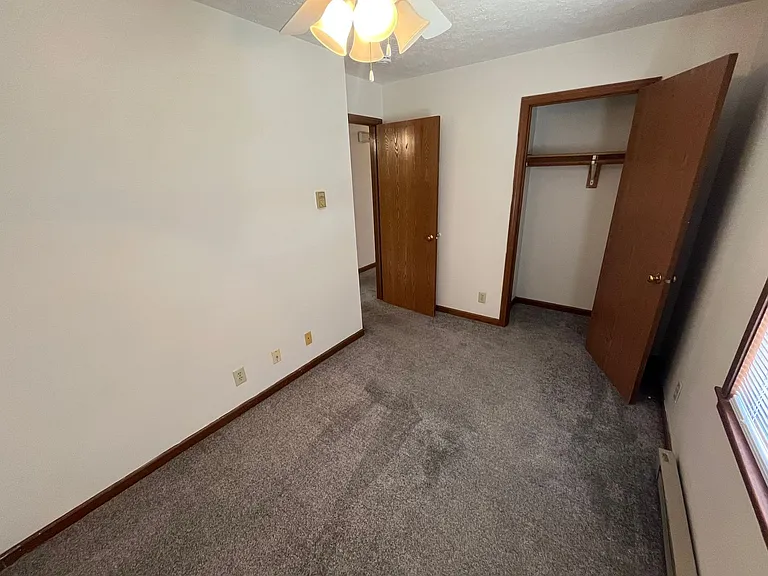 Leslie Manor Apartments — Photo 6