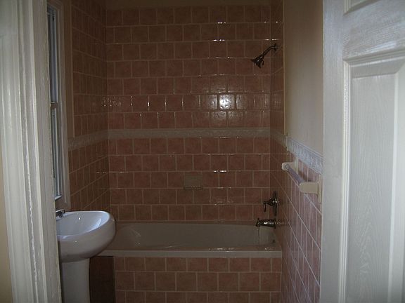 Full bath w/Jacuzzi tub