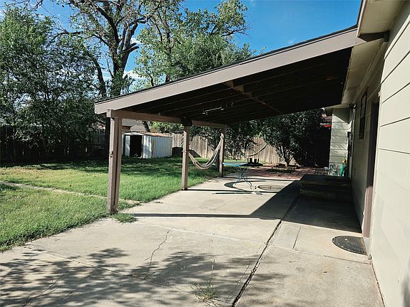 3rd image of 1313 Summit St
