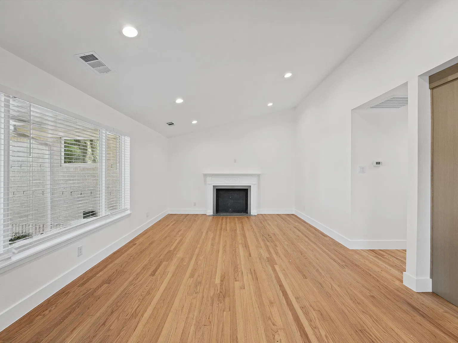 2 bed, 1092 sqft, $3,200 — Photo 4