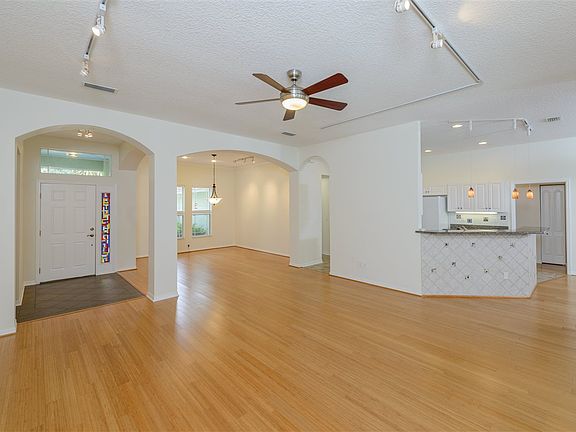 5th image of 605 Greenwood Cir