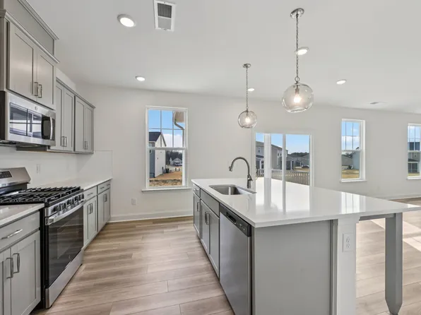 1036 Bolton Pointe Dr, Zebulon, NC 27597