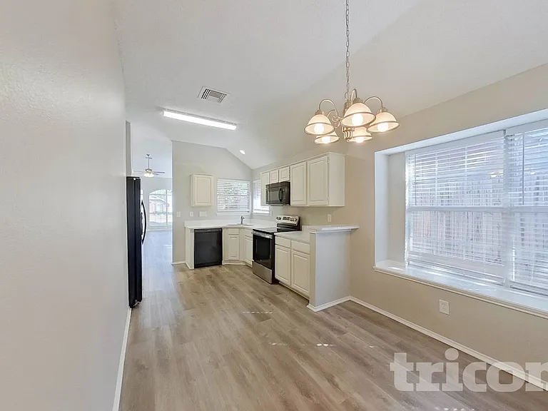 805 Clover Hill Ln — Photo 7