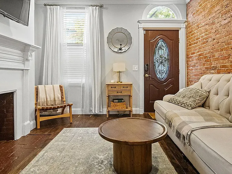 114 E Allen St — Photo 3