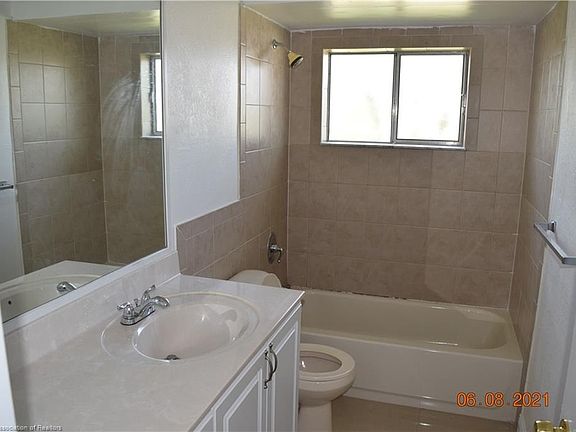 5th image of 117 NE Airoso Blvd