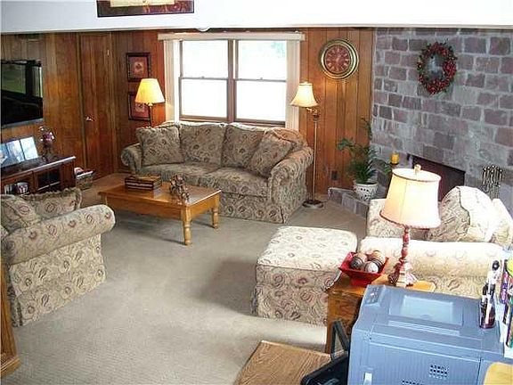 4th image of 94 Marilyn Dr