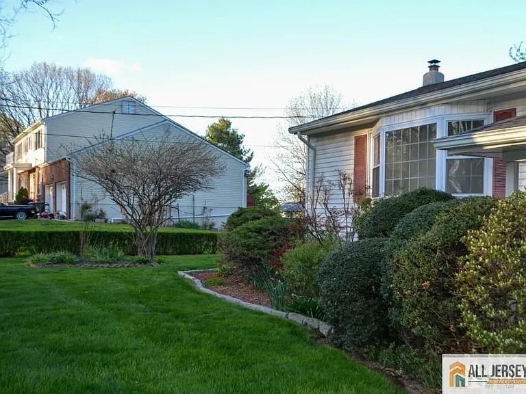 8 Sherwood Rd — Photo 12
