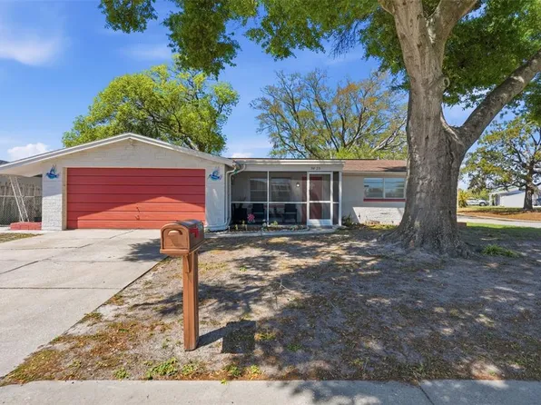 9825 Lakeside Ln, Port Richey, FL 34668